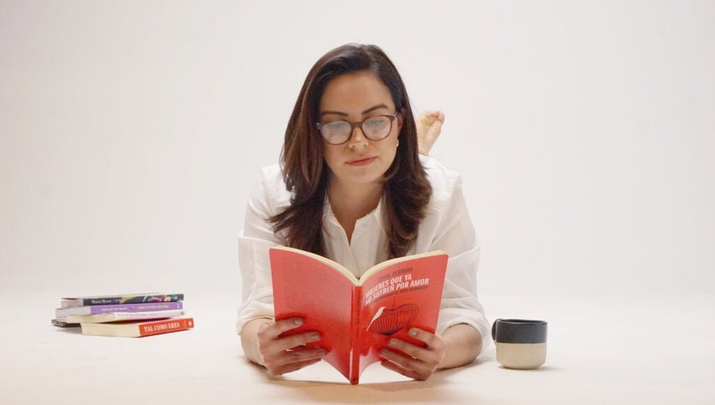 Karla Iris leyendo «Mujeres que ya no sufren por amor»