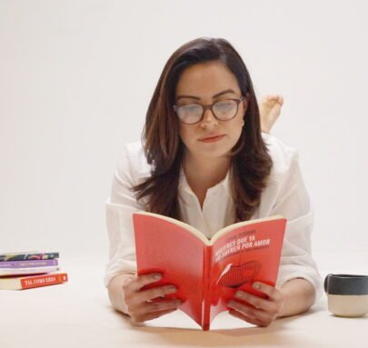 Dra Karla Iris, leyendo